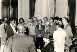 Lavradores com Jair Soares e Parlamentares (Distrito Federal (Brasil), [sem data]) [fotografia] / Fotógrafo(a) : [sem autoria]. -- Ref.: BR-SPMST_MST-SN-CIN_AMP_000643-003645-ARV.
