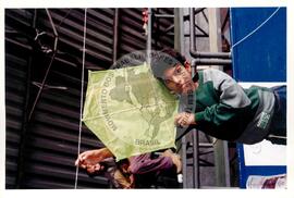 Produção no assentamento (Miscêlenia-SP, [sem data]) [fotografia] / Fotógrafo(a) : Douglas Mansur. -- Ref.: BR-SPMST_MST-SN-CIN_AMP_001972-015124-PDU.