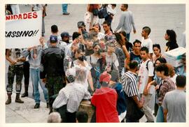 Mobilização (São Paulo-SP, 17 abr. 1988) [fotografia] / Fotógrafo(a) : Douglas Mansur. -- Ref.: BR-SPMST_MST-SN-CIN_AMP_000372-001838-AMT.