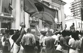 Mobilização do MST no Ministério do Trabalho (Rio Grande do Sul, [sem data]) [fotografia] / Fotógrafo(a) : Débora Lerrer. -- Ref.: BR-SPMST_MST-SN-CIN_AMP_000475-002765-AMT.