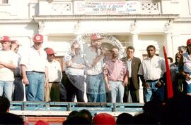 Ato público no dia do enterro na Praça da Catedral (Nazaré de Mata-PE, 10 jun. 1997) [fotografia] / Fotógrafo(a) : Arquivo MST. -- Ref.: BR-SPMST_MST-SN-CIN_AMP_000546-003075-AMT.