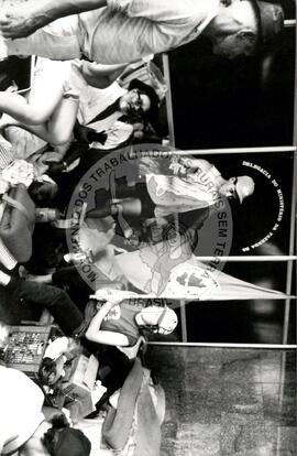 Mobilização do MST no Ministério do Trabalho (Rio Grande do Sul, [sem data]) [fotografia] / Fotógrafo(a) : Débora Lerrer. -- Ref.: BR-SPMST_MST-SN-CIN_AMP_000475-002768-AMT.