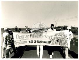 Caminhada do Pontal do Paranapanema (Presidente Prudente-SP, 24 jul. 1993) [fotografia] / Fotógrafo(a) : Bernardo Fernandes ; André Telles. -- Ref.: BR-SPMST_MST-SN-CIN_AMP_001429-011629-MAC.