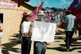 Visita de Joan Jara ao acampamento "Viamão" do MST (Rio Grande do Sul, [sem data]) [fotografia] / Fotógrafo(a) : Sara Feitosa. -- Ref.: BR-SPMST_MST-SN-CIN_AMP_000665-003731-ARV.