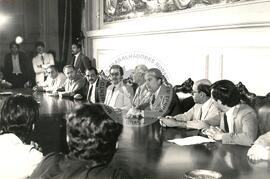 Lavradores com Jair Soares e Parlamentares (Distrito Federal (Brasil), [sem data]) [fotografia] / Fotógrafo(a) : [sem autoria]. -- Ref.: BR-SPMST_MST-SN-CIN_AMP_000643-003641-ARV.