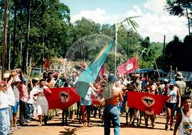 Acampamento " Nova Canudos" do MST (Porto Feliz-SP, 1999) [fotografia] / Fotógrafo(a) : Douglas Mansur. -- Ref.: BR-SPMST_MST-SN-CIN_AMP_000048-000381-ACP.
