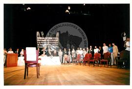 Tribunal Internacional dos Crimes do Latifúndio e da Política Governamental de Violação dos Direitos Humanos (Curitiba-PR, 02 mai. 2001) [fotografia] / Fotógrafo(a) : Douglas Mansur. -- Ref.: BR-SPMST_MST-SN-CIN_AMP_000135-000980-ACS.
