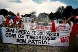 Manifestação na Embaixada da Indonésia pró Timor Leste (Brasília-DF, 10 dez. 1996) [fotografia] / Fotógrafo(a) : Arquivo MST. -- Ref.: BR-SPMST_MST-SN-CIN_AMP_001133-009371-RIT.