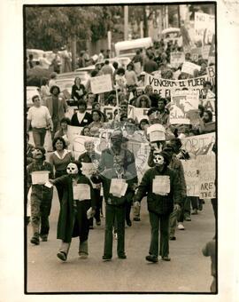 Manifestação de 3.500 nas ruas de Los Angeles contra o engajamento dos EUA a El Salvador (Los Angeles (EUA), 1981) [fotografia] / Fotógrafo(a) : John Hoagland. -- Ref.: BR-SPMST_MST-SN-CIN_AMP_001058-008580-RIT.