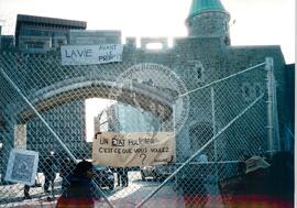 Protesto (Quebec (Canadá), 21 abr. 2001) [fotografia] / Fotógrafo(a) : Maísa Mendonça. -- Ref.: BR-SPMST_MST-SN-CIN_AMP_001057-008574-RIT.