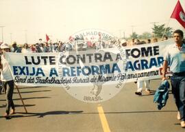 Caminhada do Pontal do Paranapanema (Presidente Prudente-SP, 24 jul. 1993) [fotografia] / Fotógrafo(a) : Bernardo Fernandes ; André Telles. -- Ref.: BR-SPMST_MST-SN-CIN_AMP_001429-011614-MAC.