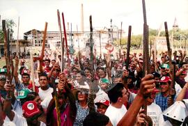 Ocupação da Usina da Aliança (Aliança-PE, 08 abr. 2001) [fotografia] / Fotógrafo(a) : Janeide Sousa. -- Ref.: BR-SPMST_MST-SN-CIN_AMP_001879-014186-OCU.
