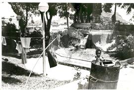 Acampamento em frente ao Palacio do Governo (Espírito Santo, 16 out. 1992) [fotografia] / Fotógrafo(a) : Douglas Mansur. -- Ref.: BR-SPMST_MST-SN-CIN_AMP_000521-002953-AMT.