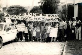 Manifestação de bairro na Zona Norte (São Paulo-SP, 1985) [fotografia] / Fotógrafo(a) : Maristela Maffei. -- Ref.: BR-SPMST_MST-SN-CIN_AMP_000365-001756-AMT.