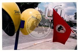 Marcha Sem Terra contra a prisão de 6 trabalhadores (São Paulo-SP, mar. 2000) [fotografia] / Fotógrafo(a) : Joaquim Duarte. -- Ref.: BR-SPMST_MST-SN-CIN_AMP_001425-011520-MAC.