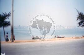 Pessoas morando na praia por falta de outro espaço (Ruanda, [sem data]) [fotografia] / Fotógrafo(a) : Arquivo MST. -- Ref.: BR-SPMST_MST-SN-CIN_AMP_001096-008987-RIT.