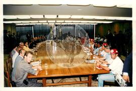 Audiência com o presidente Fernando Henrique Cardoso (Distrito Federal (Brasil), mai. 1995) [fotografia] / Fotógrafo(a) : Douglas Mansur. -- Ref.: BR-SPMST_MST-SN-CIN_AMP_000632-003589-ARV.