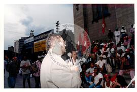 Marcha Sem Terra contra a prisão de 6 trabalhadores (São Paulo-SP, mar. 2000) [fotografia] / Fotógrafo(a) : Joaquim Duarte. -- Ref.: BR-SPMST_MST-SN-CIN_AMP_001425-011498-MAC.