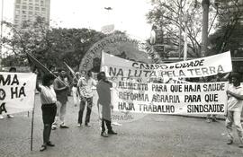 Manifestação na Praça da Sé (São Paulo-SP, [sem data]) [fotografia] / Fotógrafo(a) : Douglas Mansur ; Debora Lerrer. -- Ref.: BR-SPMST_MST-SN-CIN_AMP_000411-002413-AMT.