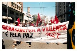 Mobilização para Marcha das Mulheres do acampamento "Terra sem males" do MST na Praça da Sé (São Paulo-SP, 08 mar. 2002) [fotografia] / Fotógrafo(a) : Arquivo MST. -- Ref.: BR-SPMST_MST-SN-CIN_AMP_000399-002250-AMT.