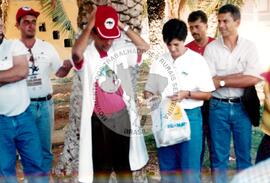 Delegação do MST em Cuba – 40º Aniversário da ANAP (Cuba, 15 mai. 1999) [fotografia] / Fotógrafo(a) : Nilton Viana. -- Ref.: BR-SPMST_MST-SN-CIN_AMP_001043-008373-RIT.