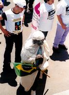 Protesto da Educação (Brasília-DF, 06 out. 1999) [fotografia] / Fotógrafo(a) : Douglas Mansur. -- Ref.: BR-SPMST_MST-SN-CIN_AMP_000584-003276-AMT.