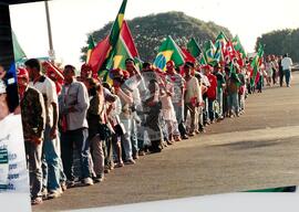 Chegada da Marcha Popular à Brasília (Brasília-DF, 07 out. 1999) [fotografia] / Fotógrafo(a) : Douglas Mansur. -- Ref.: BR-SPMST_MST-SN-CIN_AMP_001395-010936-MAC.