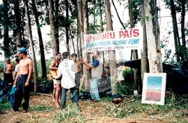 Acampamento " Nova Canudos" do MST (Porto Feliz-SP, 1999) [fotografia] / Fotógrafo(a) : Douglas Mansur. -- Ref.: BR-SPMST_MST-SN-CIN_AMP_000048-000394-ACP.