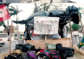 Mobilização no INCRA (Fortaleza-CE, 14 ago. 1998) [fotografia] / Fotógrafo(a) : Estácio Júnior. -- Ref.: BR-SPMST_MST-SN-CIN_AMP_000513-002918-AMT.