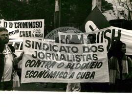 Manifestação contra o bloqueio economico à Cuba na Embaixada dos EUA (São Paulo-SP, [sem data]) [fotografia] / Fotógrafo(a) : Arquivo MST. -- Ref.: BR-SPMST_MST-SN-CIN_AMP_000408-002345-AMT.