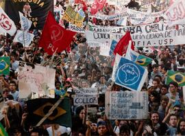 Manifestação pró Impechment - UNE E CUT (São Paulo (Estado), 25 ago. 1992) [fotografia] / Fotógrafo(a) : Juan Pezzeto. -- Ref.: BR-SPMST_MST-SN-CIN_AMP_000384-002074-AMT.