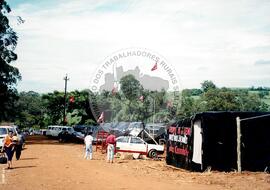 Acampamento " Nova Canudos" do MST (Porto Feliz-SP, 1999) [fotografia] / Fotógrafo(a) : Douglas Mansur. -- Ref.: BR-SPMST_MST-SN-CIN_AMP_000048-000400-ACP.