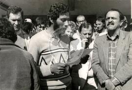 Depoimento na Comissão de Direitos Humanos na Assembléia Legislativa (Porto Alegre-RS, 1984) [fotografia] / Fotógrafo(a) : Arquivo MST. -- Ref.: BR-SPMST_MST-SN-CIN_AMP_000660-003710-ARV.