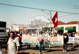 Caminhada do Pontal do Paranapanema (Presidente Prudente-SP, 24 jul. 1993) [fotografia] / Fotógrafo(a) : Bernardo Fernandes ; André Telles. -- Ref.: BR-SPMST_MST-SN-CIN_AMP_001429-011621-MAC.