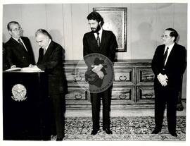 Posse de Dante de Oliveira no Ministerio da Reforma e Desenvolvimento Agrário (Distrito Federal (Brasil), 29 mai. 1985) [fotografia] / Fotógrafo(a) : Leandro Abreu. -- Ref.: BR-SPMST_MST-SN-CIN_AMP_000645-003662-ARV.