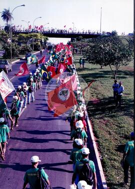 Chegada da Marcha Popular à Brasília (Brasília-DF, 07 out. 1999) [fotografia] / Fotógrafo(a) : Douglas Mansur. -- Ref.: BR-SPMST_MST-SN-CIN_AMP_001395-010932-MAC.