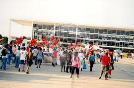 Entrega do resultado do plesbicito da ALCA atividades nacionais conjuntas (Distrito Federal (Brasil), 16 set. 2001) [fotografia] / Fotógrafo(a) : Gildo Aguiar. -- Ref.: BR-SPMST_MST-SN-CIN_AMP_000586-003315-AMT.