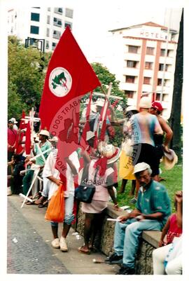 Mobilização para Marcha das Mulheres do acampamento "Terra sem males" do MST na Praça da Sé (São Paulo-SP, 08 mar. 2002) [fotografia] / Fotógrafo(a) : Arquivo MST. -- Ref.: BR-SPMST_MST-SN-CIN_AMP_000399-002282-AMT.
