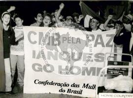 Brigadas a Cuba (São Paulo (Estado), fev. 1992) [fotografia] / Fotógrafo(a) : Gilson Rodrigues. -- Ref.: BR-SPMST_MST-SN-CIN_AMP_000381-001993-AMT.