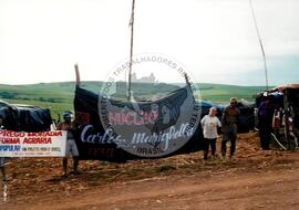 Acampamento " Nova Canudos" do MST (Porto Feliz-SP, 1999) [fotografia] / Fotógrafo(a) : Douglas Mansur. -- Ref.: BR-SPMST_MST-SN-CIN_AMP_000048-000374-ACP.