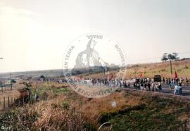 Caminhada do Pontal do Paranapanema (Presidente Prudente-SP, 24 jul. 1993) [fotografia] / Fotógrafo(a) : Bernardo Fernandes ; André Telles. -- Ref.: BR-SPMST_MST-SN-CIN_AMP_001429-011627-MAC.