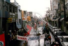 Mobilização na Praça Fausto Cardoso em frente ao Palácio do Governo (Sergipe, abr. 1996) [fotografia] / Fotógrafo(a) : Diogenes Di. -- Ref.: BR-SPMST_MST-SN-CIN_AMP_000561-003163-AMT.