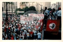 Mobilização (São Paulo-SP, 17 abr. 1988) [fotografia] / Fotógrafo(a) : Douglas Mansur. -- Ref.: BR-SPMST_MST-SN-CIN_AMP_000372-001826-AMT.