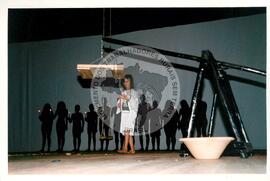 Mística de Abertura do Tribunal (Curitiba-PR, 02 mai. 2001) [fotografia] / Fotógrafo(a) : Douglas Mansur. -- Ref.: BR-SPMST_MST-SN-CIN_AMP_001917-014352-SJM.