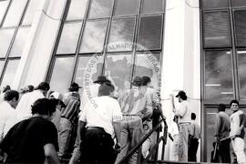 Mobilização do MST no Ministério do Trabalho (Rio Grande do Sul, [sem data]) [fotografia] / Fotógrafo(a) : Débora Lerrer. -- Ref.: BR-SPMST_MST-SN-CIN_AMP_000475-002762-AMT.