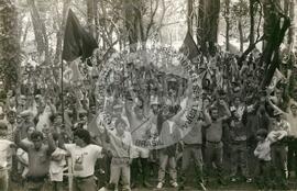 Acampamento do MST [sem identificação] (São Miguel das Missões-RS, jul. 1992) [fotografia] / Fotógrafo(a) : Debora Lerrer ; Claudemir. -- Ref.: BR-SPMST_MST-SN-CIN_AMP_000088-000693-ACP.