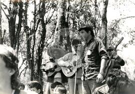 Protesto contra a violência da PM na "Fazenda Annoni" (Rio Grande do Sul, 19 out. 1986) [fotografia] / Fotógrafo(a) : Jussara Veron. -- Ref.: BR-SPMST_MST-SN-CIN_AMP_000454-002646-AMT.
