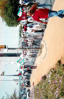Mobilização em Brasília durante a Jornada Nacional "Acampamento Nacional Eldorado dos Carajás" (Brasília-DF, 03 set. 2001) [fotografia] / Fotógrafo(a) : Gildo Aguiar. -- Ref.: BR-SPMST_MST-SN-CIN_AMP_001918-014386-SJM.