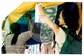 Manifestação e caminhada contra a base de Alcântara (Maranhão, 17 nov. 2002) [fotografia] / Fotógrafo(a) : Silvia Guimarães. -- Ref.: BR-SPMST_MST-SN-CIN_AMP_000530-002969-AMT.