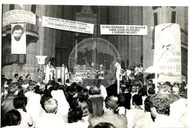 Missa de 30 dias da morte do Padre Josimo Moraes Tavares na Catedral da Sé (São Paulo-SP, 08 jun. 1986) [fotografia] / Fotógrafo(a) : Douglas Mansur. -- Ref.: BR-SPMST_MST-SN-CIN_AMP_000368-001772-AMT.